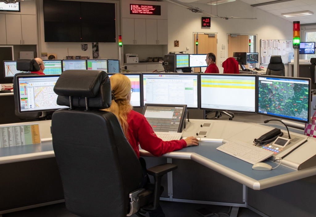 Disponentinnen und Disponenten der Leitstelle in Ladenburg bei der Arbeit. Quelle: Landratsamt Rhein-Neckar-Kreis Disponentinnen und Disponenten der Leitstelle in Ladenburg bei der Arbeit. Quelle: Landratsamt Rhein-Neckar-Kreis