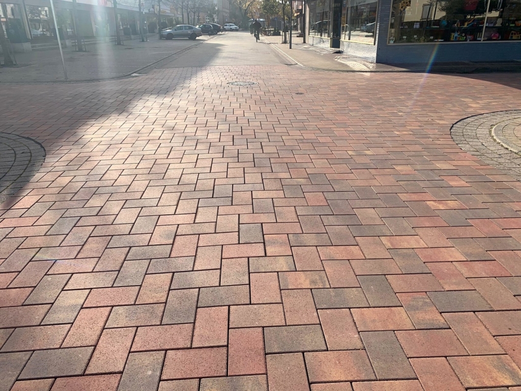 Mozartstraße Kreuzung mit neuem Pflaster Mozartstraße Kreuzung mit neuem Pflaster