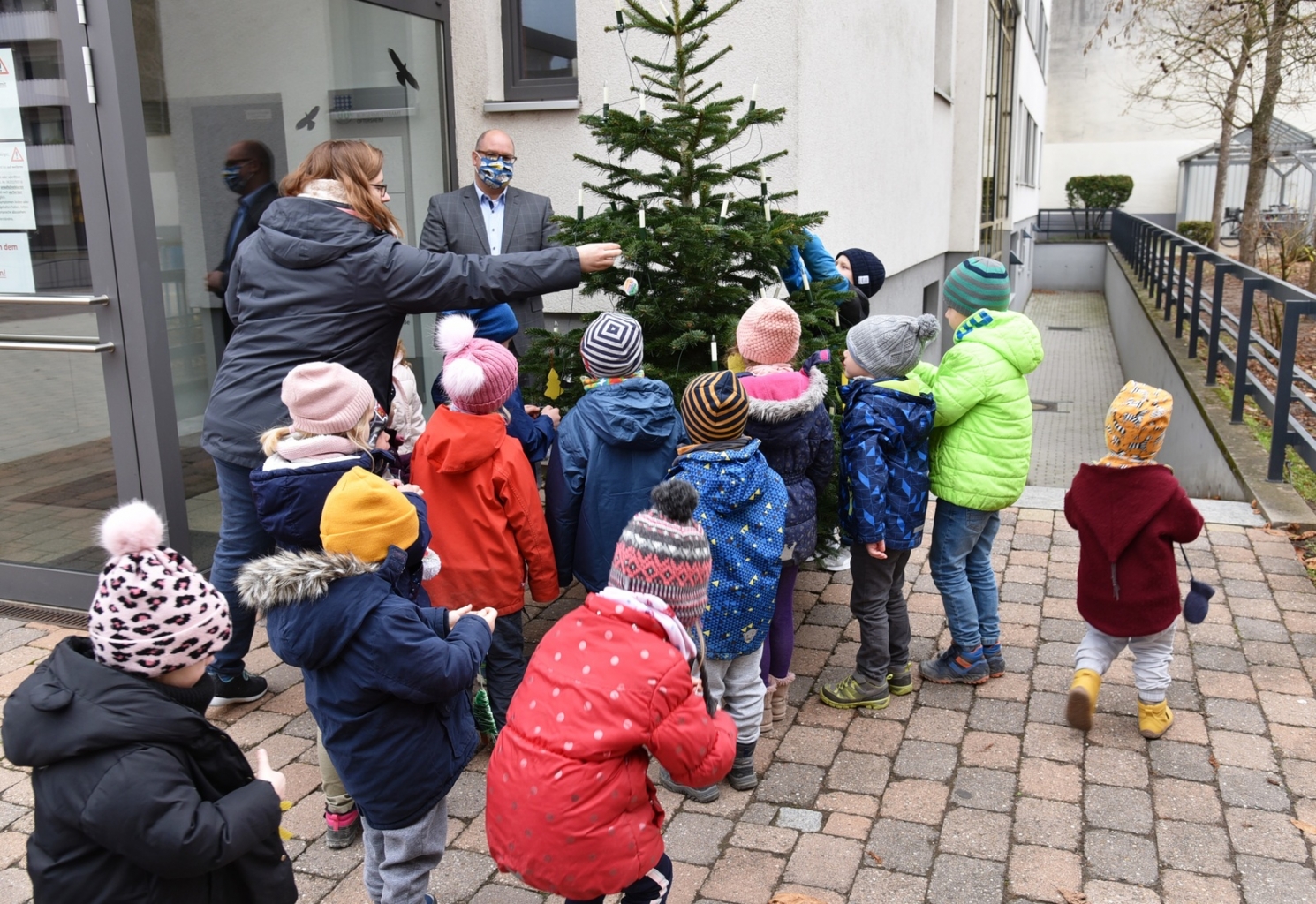 Kindergartenkinder schmücken den Rathaus-Weihnachtsbaum