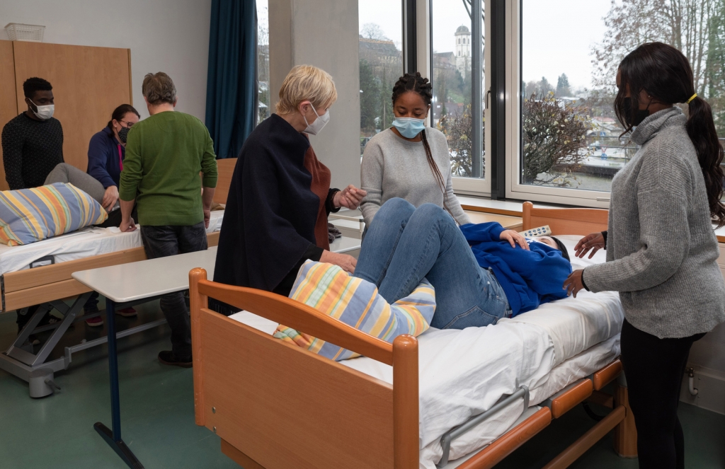 Bildunterzeile (Foto Landratsamt Rhein-Neckar-Kreis): Erfolgreicher Start der generalistischen Pflegeausbildung: Neue angehende Pflegefachfrauen und Pflegefachmänner an der Albert-Schweitzer-Schule in Sinsheim, einer beruflichen Schule in der Trägerschaft des Rhein-Neckar-Kreises. Bildunterzeile (Foto Landratsamt Rhein-Neckar-Kreis): Erfolgreicher Start der generalistischen Pflegeausbildung: Neue angehende Pflegefachfrauen und Pflegefachmänner an der Albert-Schweitzer-Schule in Sinsheim, einer beruflichen Schule in der Trägerschaft des Rhein-Neckar-Kreises.