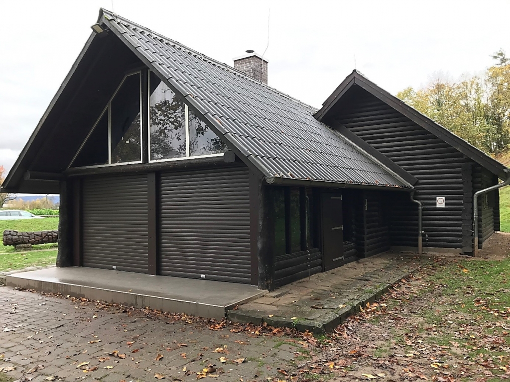 Grillhütte (Außenansicht) mit den neu montierten, elektrischen Rollläden an der Veranda Grillhütte (Außenansicht) mit den neu montierten, elektrischen Rollläden an der Veranda