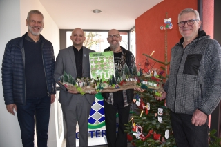 Oftersheimer Kunstwerk wird im Rathaus übergeben. Oftersheimer Kunstwerk wird im Rathaus übergeben.