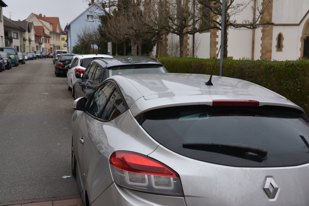 parkende Autos am Straßenrand parkende Autos am Straßenrand
