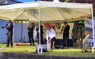 Die Musiker von Three and a half Trombones mit ihren Instrumenten im Gemeindepark. Die Musiker von Three and a half Trombones mit ihren Instrumenten im Gemeindepark.