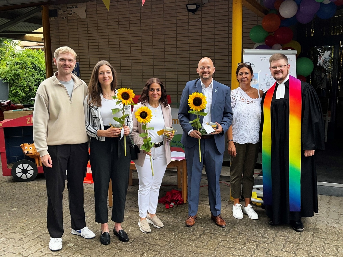 vlnr: Daniel Munk, Galina Gavras, Laura di Candia, Bürgermeister Pascal Seidel, Leiterin Sabine Hillengaß, Pfarrer Tobias Habicht