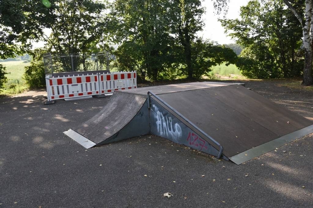 An der Rollschuhbahn wird die Halfpipe entfernt, weil sie defekt ist. Hier werden bald Basketballkörbe installiert. An der Rollschuhbahn wird die Halfpipe entfernt, weil sie defekt ist. Hier werden bald Basketballkörbe installiert.