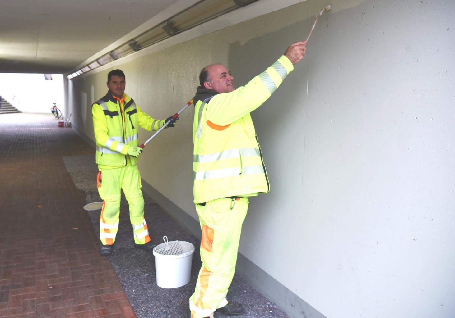 Silviu Falc und Peter Weis vom Bauhof überstreichen in den Bahnhofsunterführungen Schmierereien.
