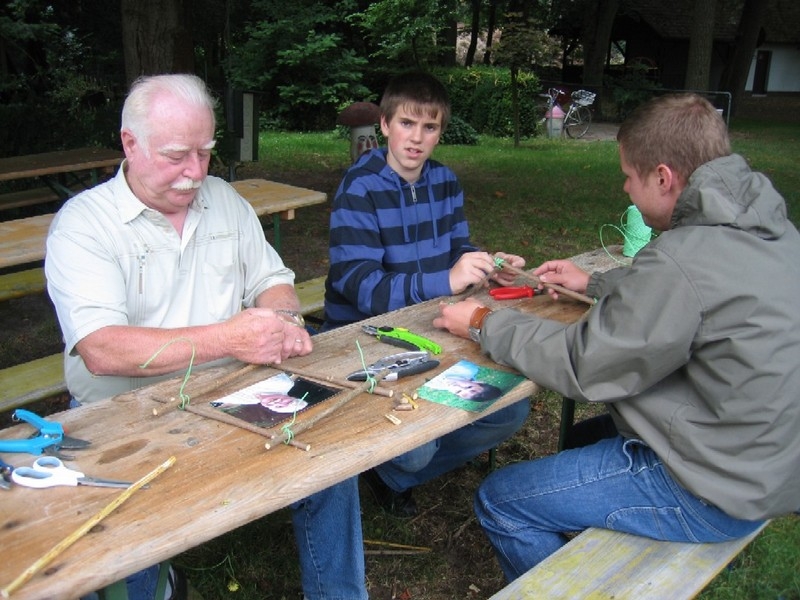 Comenius-Schule rahmten sich ein - Bastel-Nachmittag beim Gartenbauverein Comenius-Schule rahmten sich ein - Bastel-Nachmittag beim Gartenbauverein
