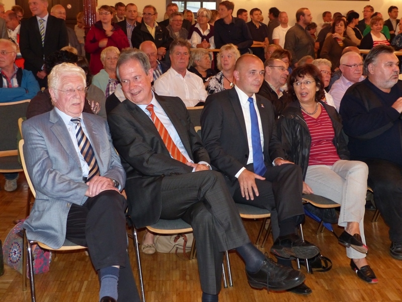 Großer Andrang im Rose-Saal. Neben vielen Besuchern haben sich auch Prominente eingefunden. Vorne vlnr: Siegwald Kehder, Gerhard Stratthaus, Dr. Rene Pöltl, Rosa Grünstein.