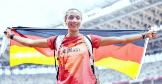 Malaika Mihambo bei den Olympischen Spielen in Tokio nach ihrem Goldsprung. Foto: ©Windestam-Decabild/Hensel Malaika Mihambo bei den Olympischen Spielen in Tokio nach ihrem Goldsprung. Foto: ©Windestam-Decabild/Hensel