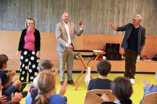 Bürgermeister Pascal Seidel unterstützt den Zauberer Zenobio und seine Assistentin Praline beim Bälle wegzaubern. Bürgermeister Pascal Seidel unterstützt den Zauberer Zenobio und seine Assistentin Praline beim Bälle wegzaubern.