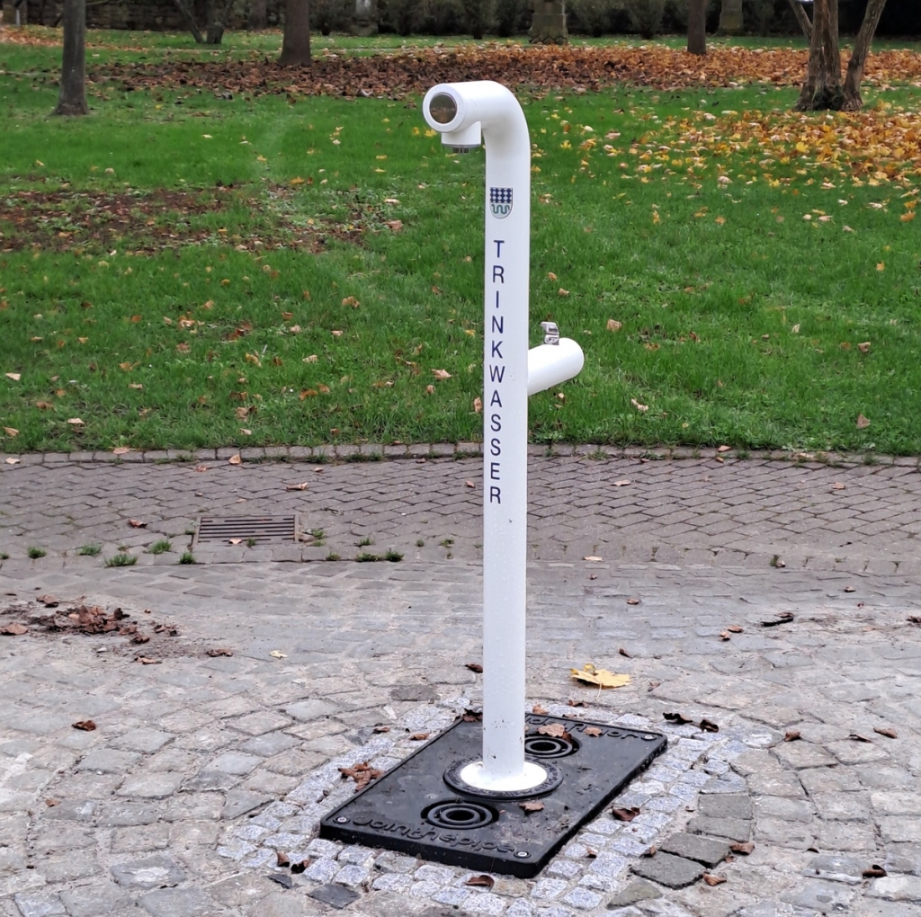 Der neue Trinkwasserbrunnen im Gemeindepark Der neue Trinkwasserbrunnen im Gemeindepark
