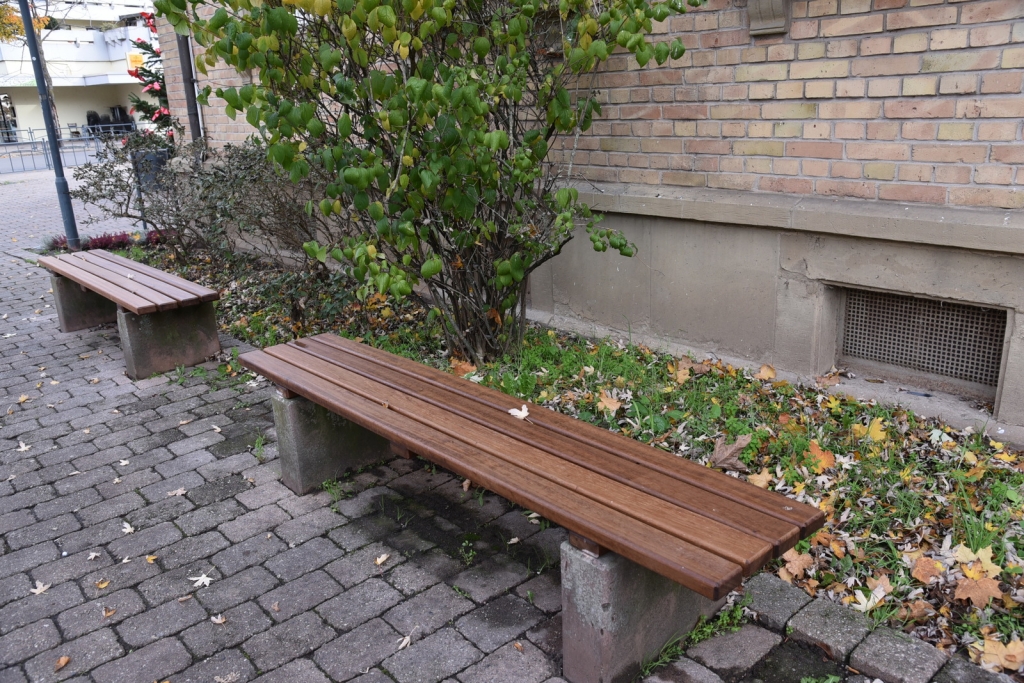 Bänke in Stand gesetzt entlang des alten Schulhauses der Friedrich-Ebert-Schule Bänke in Stand gesetzt entlang des alten Schulhauses der Friedrich-Ebert-Schule