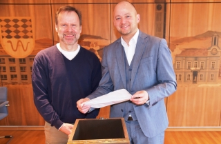 Bürgermeister Pascal Seidel (rechts) zieht die Teilnehmer*innen für das Bürgerforum aus einer Losurne. Klimaschutzmanager Martin Hirning überwacht die Ziehung. Bürgermeister Pascal Seidel (rechts) zieht die Teilnehmer*innen für das Bürgerforum aus einer Losurne. Klimaschutzmanager Martin Hirning überwacht die Ziehung.