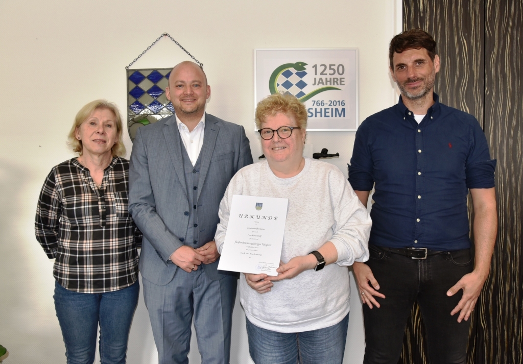 25 Jahre Reinigungskraft im öffentlichen Dienst: Karin Wolf (2. v.r.) mit Bürgermeister Pascal Seidel, Thomas Lorenz vom Personalamt und Hausmeisterin Karina Doktor 25 Jahre Reinigungskraft im öffentlichen Dienst: Karin Wolf (2. v.r.) mit Bürgermeister Pascal Seidel, Thomas Lorenz vom Personalamt und Hausmeisterin Karina Doktor