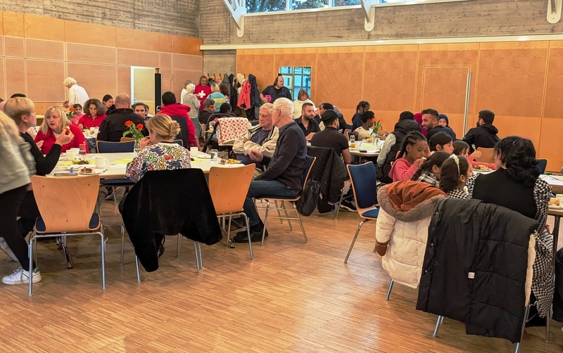 Beim Begegnungscafe des Asylkreises kamen viele Interessierte. Beim Begegnungscafe des Asylkreises kamen viele Interessierte.