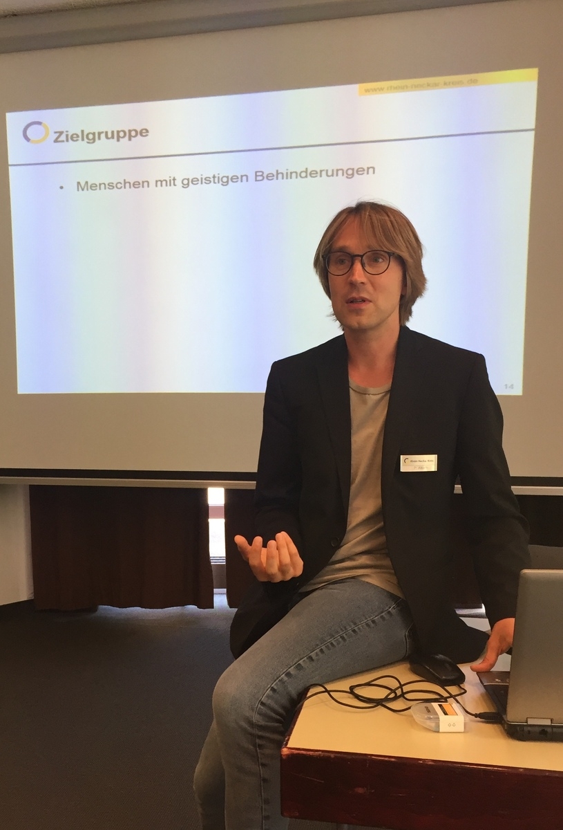 Patrick Alberti, kommunaler Behindertenbeauftragter des Rhein-Neckar-Kreises, referierte über die digitale Barrierefreiheit (Quelle: Landratsamt Rhein-Neckar-Kreis) Patrick Alberti, kommunaler Behindertenbeauftragter des Rhein-Neckar-Kreises, referierte über die digitale Barrierefreiheit (Quelle: Landratsamt Rhein-Neckar-Kreis)