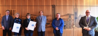 Bürgerplaketten an den Gartenbauverein vergeben. vlnr: 1. Vorsitzender T. Hettinger, G. Pfister, I. Hößler, Gartenbau-Ehrenvorsitzender Peter Wierer, 2. Vorsitzender Martin Halter, Bgm Geiß Bürgerplaketten an den Gartenbauverein vergeben. vlnr: 1. Vorsitzender T. Hettinger, G. Pfister, I. Hößler, Gartenbau-Ehrenvorsitzender Peter Wierer, 2. Vorsitzender Martin Halter, Bgm Geiß