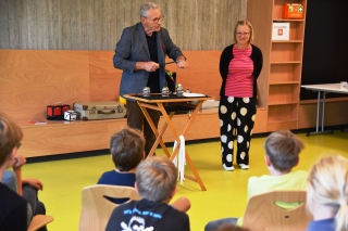 Der Zauberer Zenobio hatte viele Tricks auf Lager. Der Zauberer Zenobio hatte viele Tricks auf Lager.