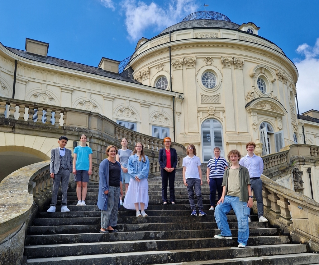 Preisträgerinnen und Preisträger des Europaschülerquiz 2024 - Gruppenfoto vor dem Schloss Solitude. Bildquelle: Statistisches Landesamt Baden-Württemberg 2024. Preisträgerinnen und Preisträger des Europaschülerquiz 2024 - Gruppenfoto vor dem Schloss Solitude. Bildquelle: Statistisches Landesamt Baden-Württemberg 2024.