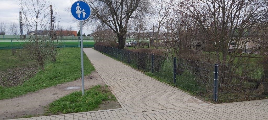 Die Umlaufsperren zwischen Nansenstraße und Bahnlinie wurden entfernt; auf dem Gehweg ist jetzt auch Radfahren möglich. Die Umlaufsperren zwischen Nansenstraße und Bahnlinie wurden entfernt; auf dem Gehweg ist jetzt auch Radfahren möglich.