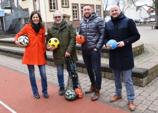 Ballspende an Hort und Kernzeit: v.l.n.r.: Sachgebietsleiterin Schulen Isabel Heider, Karlheinz Alt von der Betreuung, Ballspender Dennis Bürger und Bürgermeister Pascal Seidel Ballspende an Hort und Kernzeit: v.l.n.r.: Sachgebietsleiterin Schulen Isabel Heider, Karlheinz Alt von der Betreuung, Ballspender Dennis Bürger und Bürgermeister Pascal Seidel
