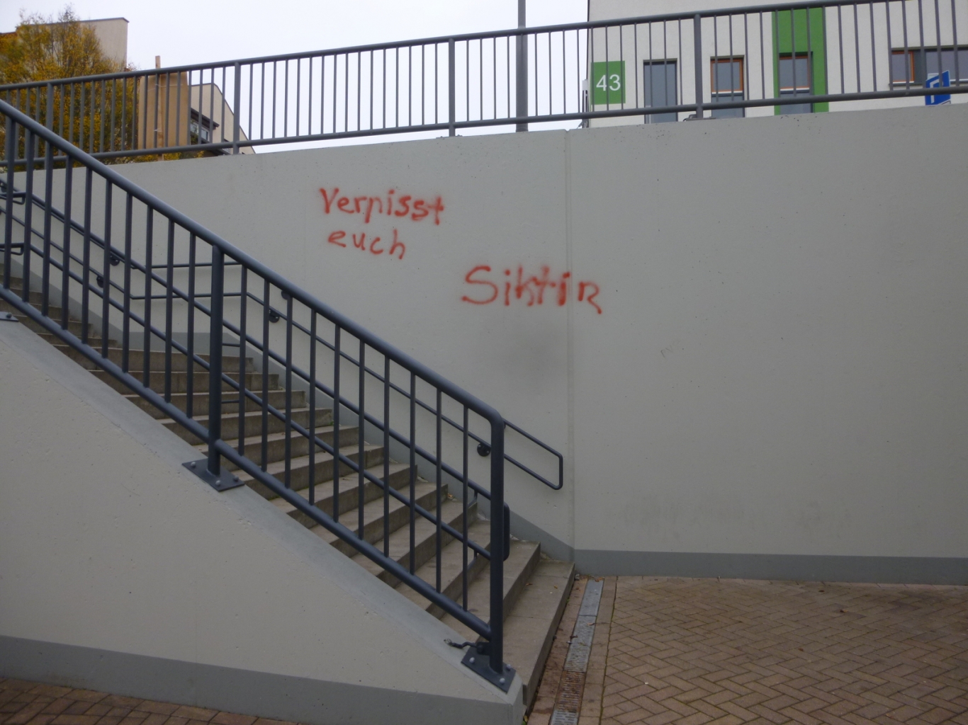 Schmiererei an der Unterführung Hildastraße