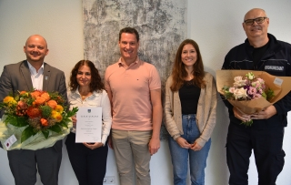 Laura Di Candia erhält für 25 Jahre im öffentlichen Dienst Glückwünsche und Geschenke. Laura Di Candia erhält für 25 Jahre im öffentlichen Dienst Glückwünsche und Geschenke.