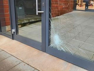 Vandalismus: Die Glassicherheitstür am Notausgang der Roland-Seidel-Halle muss ausgetauscht werden. Vandalismus: Die Glassicherheitstür am Notausgang der Roland-Seidel-Halle muss ausgetauscht werden.