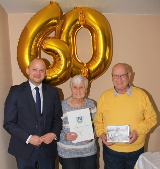 Die Eheleute Kumpf aus Oftersheim feiern Diamantene Hochzeit, Bürgermeister Seidel gratuliert. Die Eheleute Kumpf aus Oftersheim feiern Diamantene Hochzeit, Bürgermeister Seidel gratuliert.