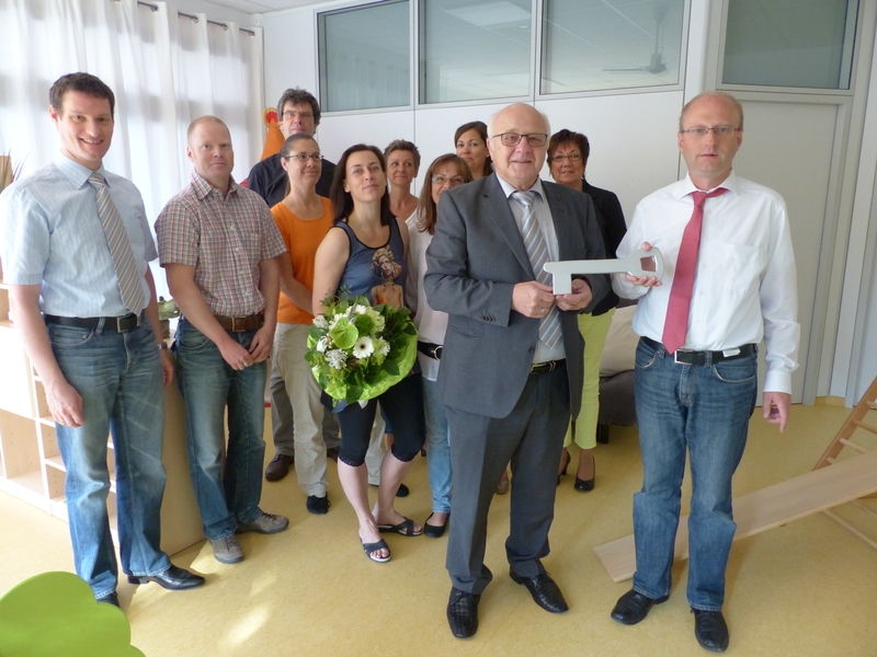 Schlüsselübergabe: vlnr: Jens Volpp, Tobias Maier, Ernst Meißner, Antje Wietbüscher, Pia Hauer, Ute Walter, Christine Powollik, Isabel Heider, Helmut Baust, Ursula Stohner, Stefan Lenz