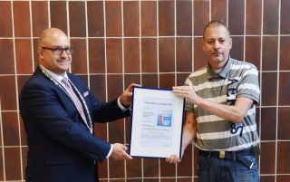 Bürgermeister Jens Geiß ehrt Gemeinderat Rüdiger Laser für 10 Jahre Gemeinderatsarbeit. Bürgermeister Jens Geiß ehrt Gemeinderat Rüdiger Laser für 10 Jahre Gemeinderatsarbeit.