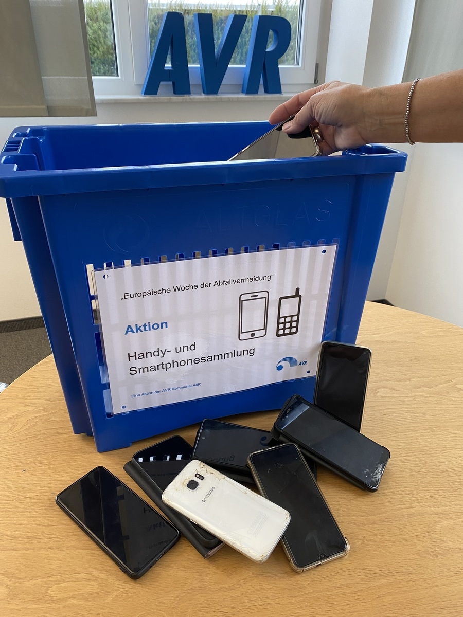 Mobiltelefonsammlung mit einer blauen Kiste. Bild: AVR Mobiltelefonsammlung mit einer blauen Kiste. Bild: AVR