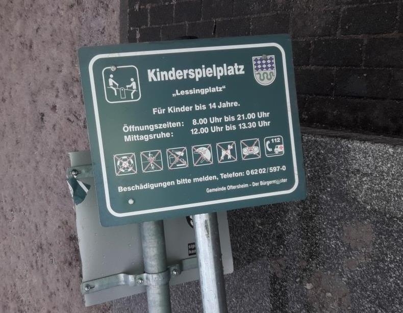 Auf dem Lessingplatz-Spielplatz wurde ein Hinweisschild zerstört.