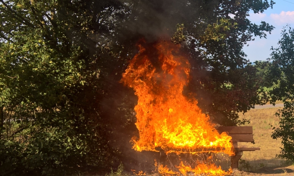 Brennende Bank am Waldrand (Symbolbild, Freiwillige Feuerwehr Oftersheim) Brennende Bank am Waldrand (Symbolbild, Freiwillige Feuerwehr Oftersheim)