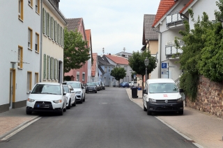 Blick auf neu sanierte Mannheimer Straße. Blick auf neu sanierte Mannheimer Straße.
