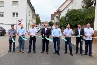 Mit dem traditionellen Schnitt durch ein grün-weißes Band eröffneten Bürgermeister Jens Geiß, Alexander Kulagin vom Bauamt sowie mehrere Vertreter der an diesem Bauprojekt beteiligten Unternehmen eine der wichtigsten Verkehrsadern der Gemeinde. Mit dem traditionellen Schnitt durch ein grün-weißes Band eröffneten Bürgermeister Jens Geiß, Alexander Kulagin vom Bauamt sowie mehrere Vertreter der an diesem Bauprojekt beteiligten Unternehmen eine der wichtigsten Verkehrsadern der Gemeinde.