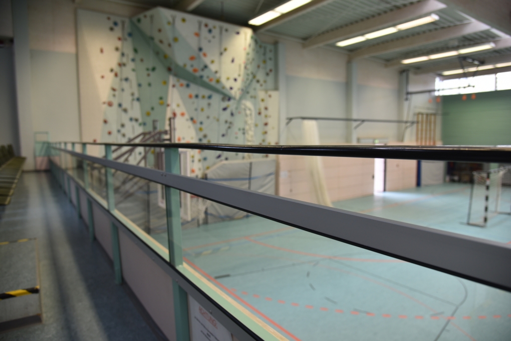 Das Geländer in der Karl-Frei-Halle ist mit Glas ausgekleidet worden. Jetzt entspricht es den üblichen Sicherheitsanforderungen. Das Geländer in der Karl-Frei-Halle ist mit Glas ausgekleidet worden. Jetzt entspricht es den üblichen Sicherheitsanforderungen.