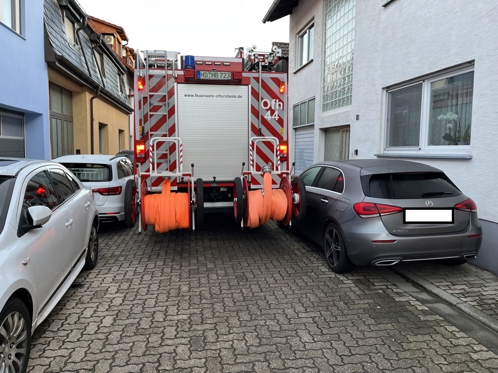 Bei der Durchfahrtskontrolle mit der Feuerwehr wurde es stellenweise sehr eng, wie z.B. in dieser Straße. Bei der Durchfahrtskontrolle mit der Feuerwehr wurde es stellenweise sehr eng, wie z.B. in dieser Straße.
