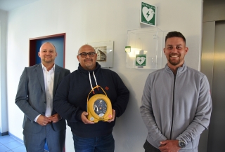 Bürgermeister Pascal Seidel mit Bernd Hertlein und Marcel Pfau vor dem neu installierten Defibrillator im Siegwald-Kehder-Haus. Bürgermeister Pascal Seidel mit Bernd Hertlein und Marcel Pfau vor dem neu installierten Defibrillator im Siegwald-Kehder-Haus.