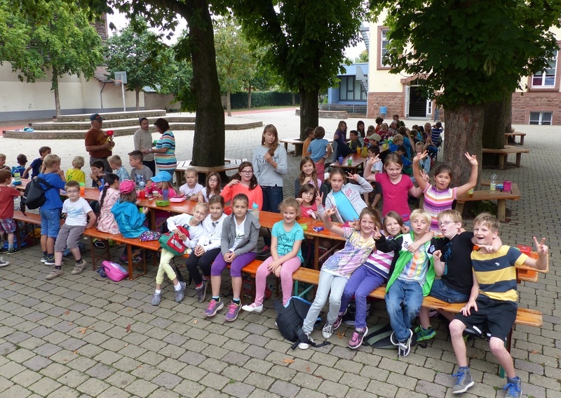 Die Ferienbetreuung und ihre vielen Kinder - gemeinsames Essen gehört dazu. Die Ferienbetreuung und ihre vielen Kinder - gemeinsames Essen gehört dazu.