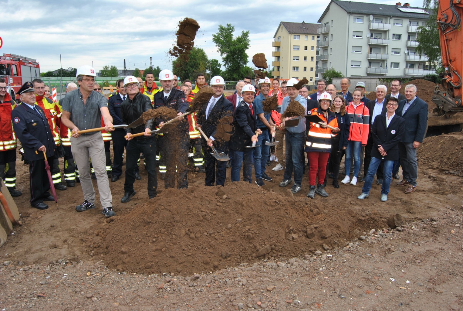 Rettungszentrum Spatenstich.JPG