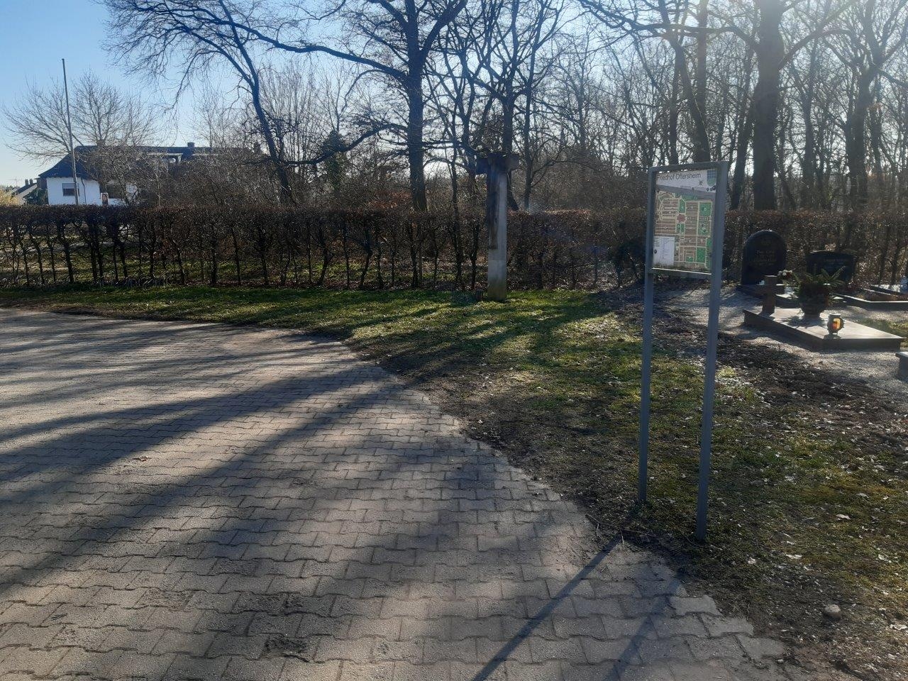 Friedhofseingang: So sah es vorher aus (Rasenfläche)