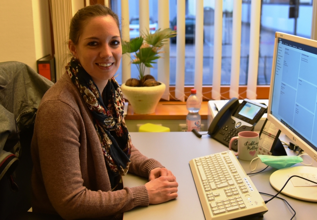 Tina Schmitt ist neu im Rathaus, sie arbeitet im Ordnungsamt. Tina Schmitt ist neu im Rathaus, sie arbeitet im Ordnungsamt.