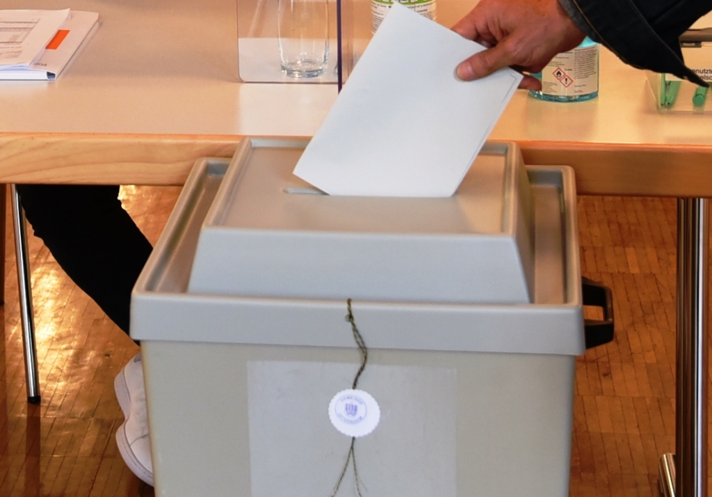 Ein Wähler wirft einen Stimmzettel in eine Wahlurne. (Symbolbild) Ein Wähler wirft einen Stimmzettel in eine Wahlurne. (Symbolbild)