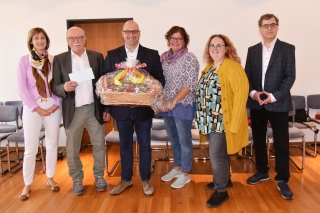 Verabschiedung von Bürgermeister Jens Geiß - auch der Gemeinderat schickte eine Abordnung: Auf dem Foto vlnr: G. Wipfinger-Fierdel (SPD), M. Seidling (FWV), Bgm J. Geiß, S. Rehberger (Grüne), C. Kurz-Ketterer (FDP), T. Hettinger (CDU) Verabschiedung von Bürgermeister Jens Geiß - auch der Gemeinderat schickte eine Abordnung: Auf dem Foto vlnr: G. Wipfinger-Fierdel (SPD), M. Seidling (FWV), Bgm J. Geiß, S. Rehberger (Grüne), C. Kurz-Ketterer (FDP), T. Hettinger (CDU)