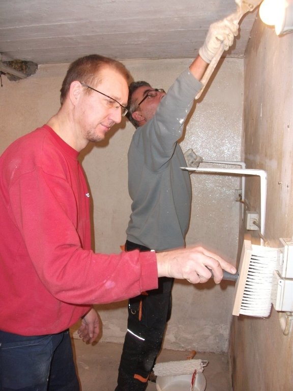 Fleißige Helfer verschönern das Vereinshaus Fleißige Helfer verschönern das Vereinshaus