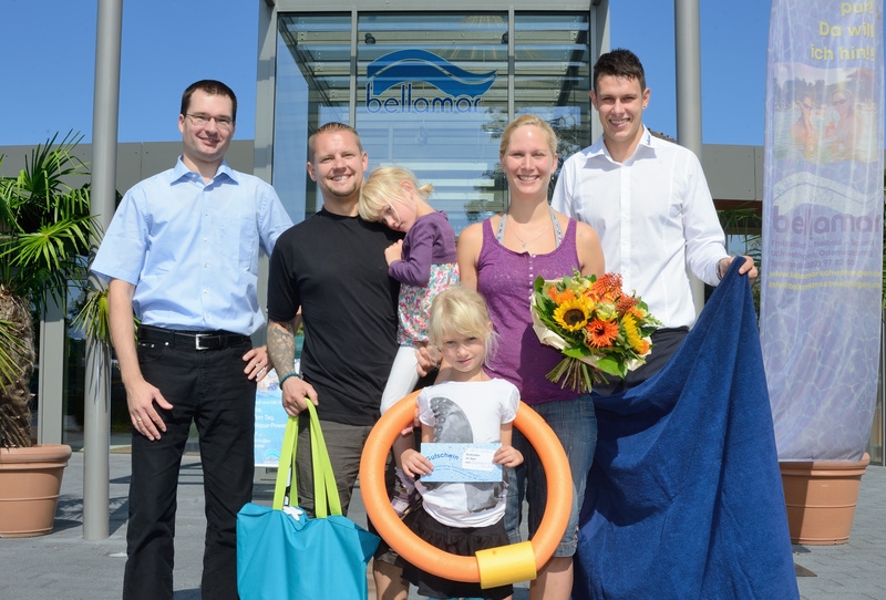 Foto von Tobias Schwerdt/Von links: Ronny Weber, Dennis und Sylvia Kühlwein mit ihren Töchtern Emma und Luise, Bäderleiter Benjamin Bräutigam Foto von Tobias Schwerdt/Von links: Ronny Weber, Dennis und Sylvia Kühlwein mit ihren Töchtern Emma und Luise, Bäderleiter Benjamin Bräutigam