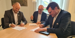 Bürgermeister Pascal Seidel, Oberbürgermeister Dr. René Pöltl und Bürgermeister Nils Drescher unterzeichnen die Solidaritätspartnerschaft für das ukrainische Kozelets. Bürgermeister Pascal Seidel, Oberbürgermeister Dr. René Pöltl und Bürgermeister Nils Drescher unterzeichnen die Solidaritätspartnerschaft für das ukrainische Kozelets.
