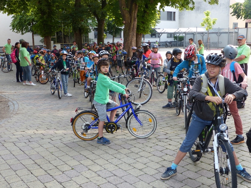 Die Ferienbetreuung und ihre vielen Kinder - aufs Rad nur mit Helm. Die Ferienbetreuung und ihre vielen Kinder - aufs Rad nur mit Helm.
